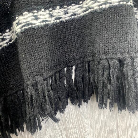 New $78 AQUA Women's Sweater MEDIUM Stripes Fringe Black & White Boho Knit NWT - Picture 4 of 9